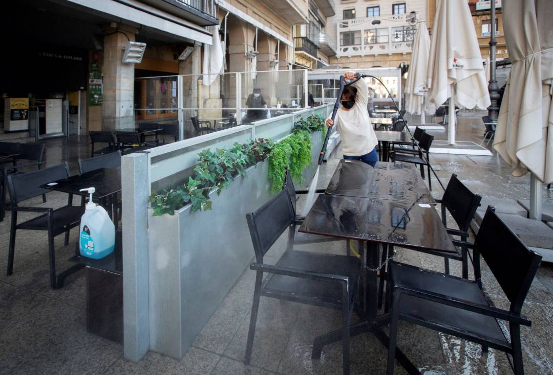 Una terraza de la céntrica Plaza del Castillo de Pamplona se prepara para la apertura a partir de este jueves de estos espacios al 100% de su aforo, siempre que se garantice la distancia de 2 metros entre clientes Una terraza de la céntrica Plaza del Castillo de Pamplona se prepara para la apertura a partir de este jueves de estos espacios al 100% de su aforo, siempre que se garantice la distancia de 2 metros entre clientes