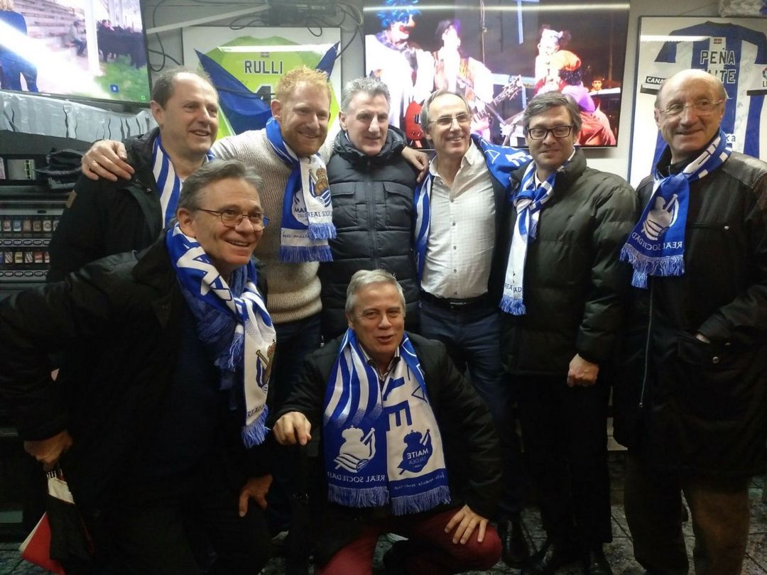 Ben Parham, en el centro con jersey beige, con ex jugadores de la Real en la sede de la Peña Maite Taldea Ben Parham, en el centro con jersey beige, con ex jugadores de la Real en la sede de la Peña Maite Taldea
