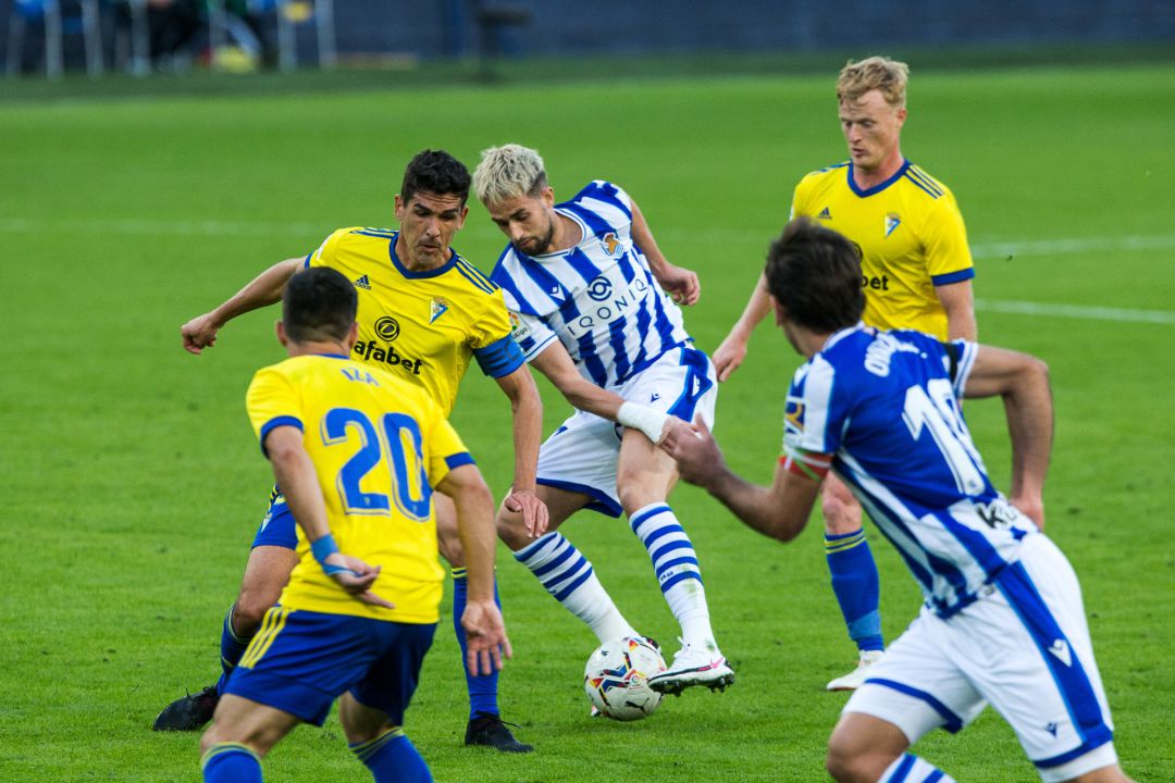 Adnan Januzaj y Oyarzabal durante el partido contra el Cádiz Adnan Januzaj y Oyarzabal durante el partido contra el Cádiz