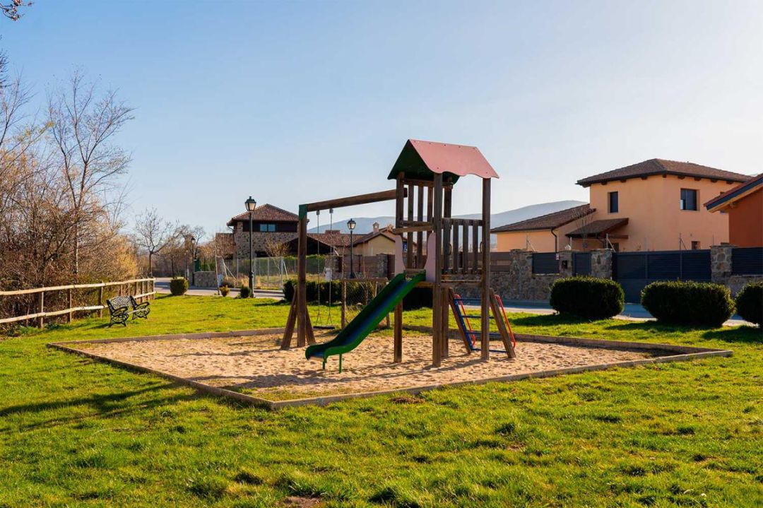 Parque junto a la Calle del Caz donde se ubican dos parcelas a la venta por parte del ayuntamiento de Trescasas Parque junto a la Calle del Caz donde se ubican dos parcelas a la venta por parte del ayuntamiento de Trescasas