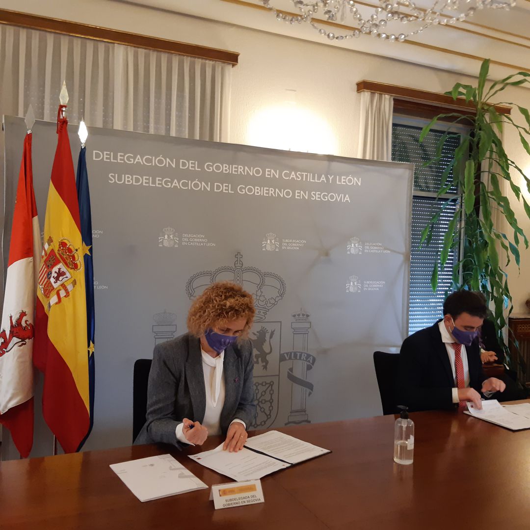 La subdelegada del Gobierno y el alcalde de Cuéllar durante la firma del protocolo conta la violencia de género La subdelegada del Gobierno y el alcalde de Cuéllar durante la firma del protocolo conta la violencia de género