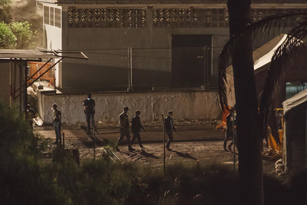 Inmigrantes en puerto de Arguineguín, en Canarias Inmigrantes en puerto de Arguineguín, en Canarias
