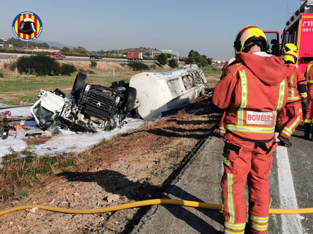 Un camión que transportaba gasoil sufre un accidente este miércoles en la A-7 Un camión que transportaba gasoil sufre un accidente este miércoles en la A-7