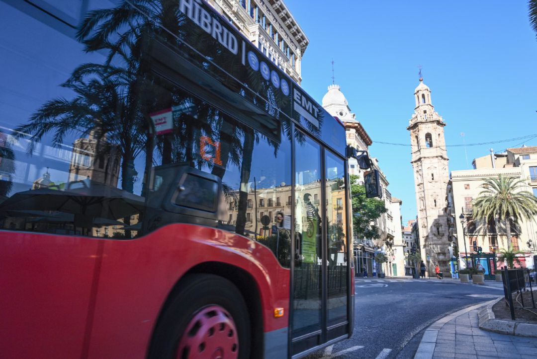 Autobús de la EMT en la plaza de la Reina de València Autobús de la EMT en la plaza de la Reina de València