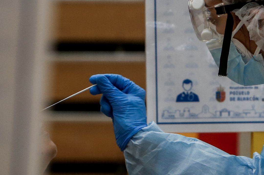 Una sanitaria realiza un test de antígenos para detección del coronavirus a un vecino de la zona básica de salud de San Juan de la Cruz en el polideportivo municipal El Torreón, en Pozuelo de Alarcón, Madrid (España), a 3 de noviembre de 2020. Una sanitaria realiza un test de antígenos para detección del coronavirus a un vecino de la zona básica de salud de San Juan de la Cruz en el polideportivo municipal El Torreón, en Pozuelo de Alarcón, Madrid (España), a 3 de noviembre de 2020.