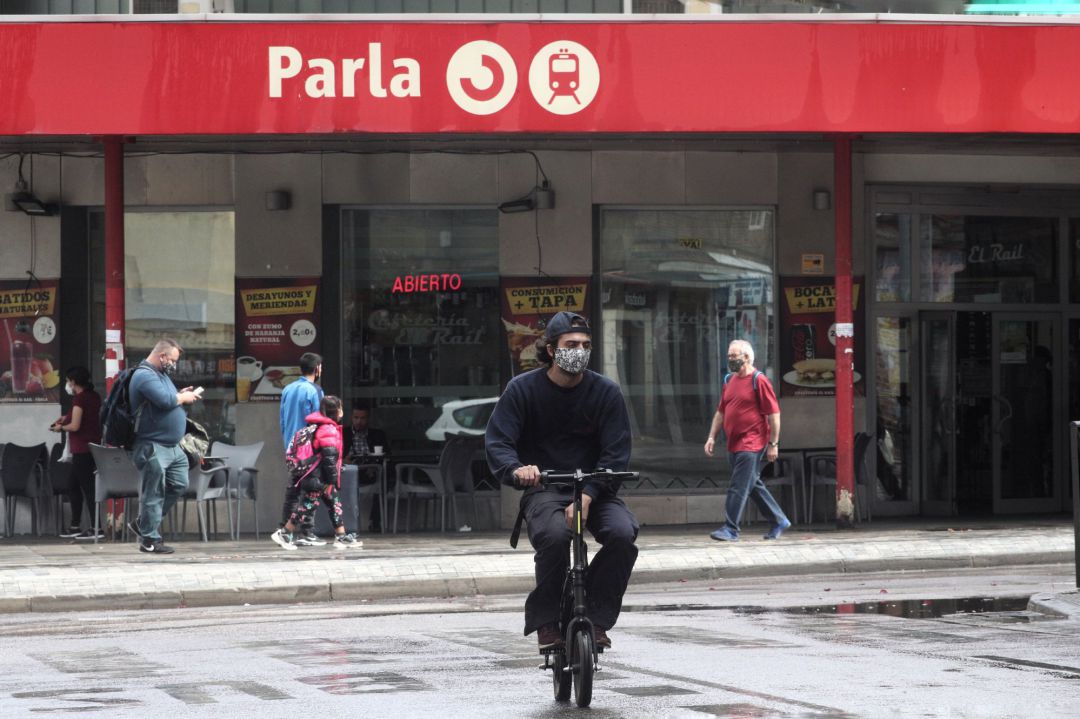 Transeúntes pasean cerca de la estación de Cercanías de Parla Transeúntes pasean cerca de la estación de Cercanías de Parla