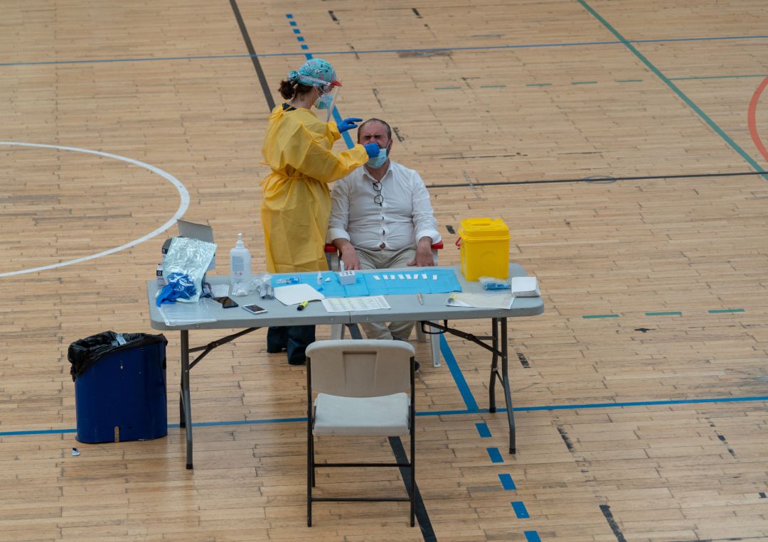 Sanitarios trabajando durante las pruebas de cribado de covid-19 con test de antígenos en el pabellón Sanitarios trabajando durante las pruebas de cribado de covid-19 con test de antígenos en el pabellón