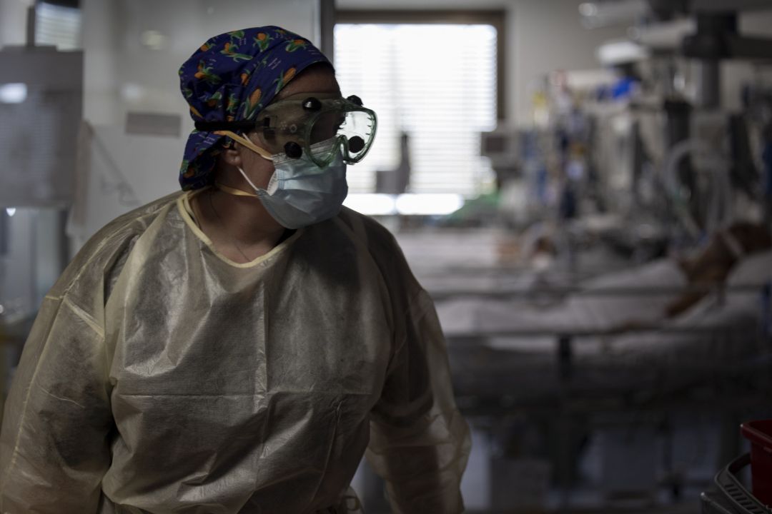 Una trabajadora de la limpieza en la UCI dedicada a enfermos de coronavirus del Hospital Universitario Ramón y Cajal (Madrid) Una trabajadora de la limpieza en la UCI dedicada a enfermos de coronavirus del Hospital Universitario Ramón y Cajal (Madrid)