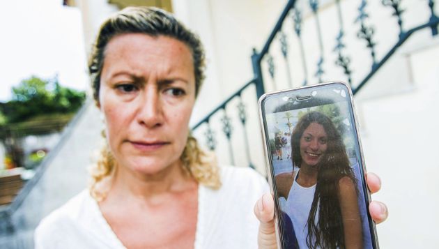 La madre de Diana Quer con una foto de su hija en una imagen de archivo La madre de Diana Quer con una foto de su hija en una imagen de archivo