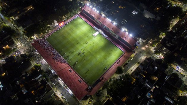 Estadio iluminado en Buenos Aires en homenaje a Maradona. Estadio iluminado en Buenos Aires en homenaje a Maradona.