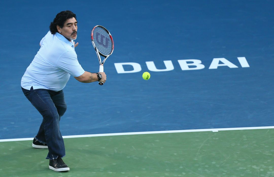 Diego Maradona jugando al tenis con Juan Martin Del Potro en el ATP Dubai Open, 2013. Diego Maradona jugando al tenis con Juan Martin Del Potro en el ATP Dubai Open, 2013.
