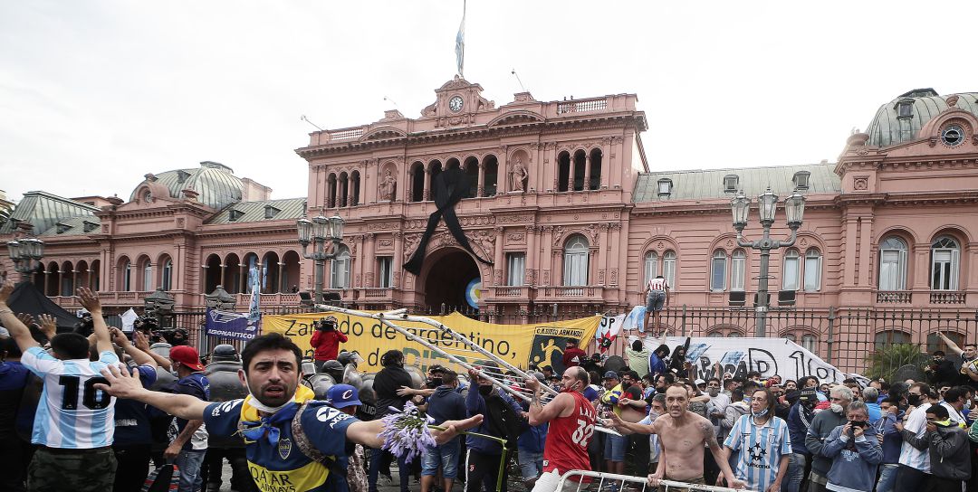 Aficionados argentinos, en las inmediaciones de la Casa Rosada de Buenos Aires Aficionados argentinos, en las inmediaciones de la Casa Rosada de Buenos Aires