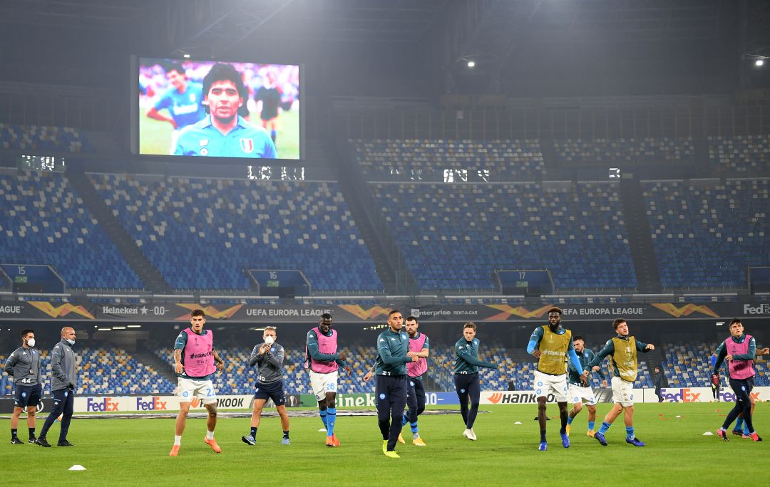 La plantilla del Nápoles con la imagen de Maradona de fondo en el videomarcador La plantilla del Nápoles con la imagen de Maradona de fondo en el videomarcador