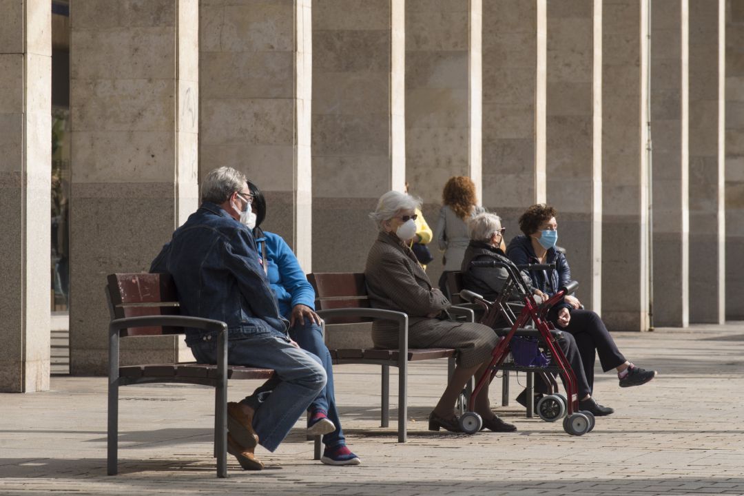Varios ancianos sentados en un banco de la Gran Vía de Logroño. Varios ancianos sentados en un banco de la Gran Vía de Logroño.