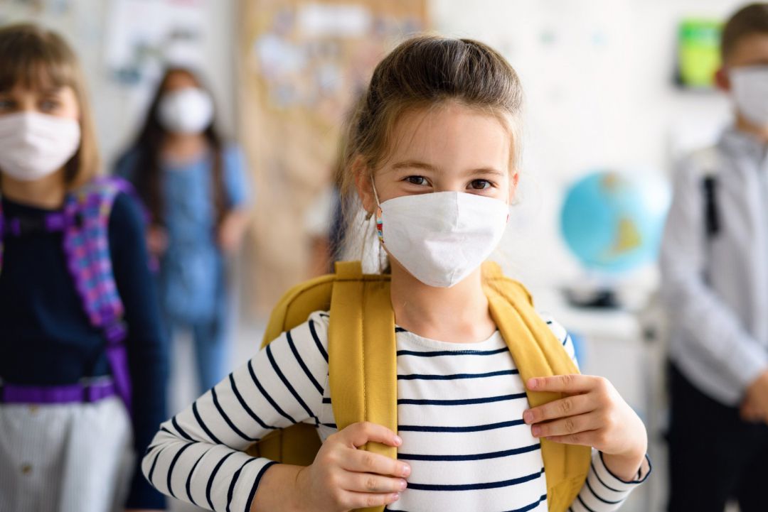 Una niña asiste a la escuela. Una niña asiste a la escuela.