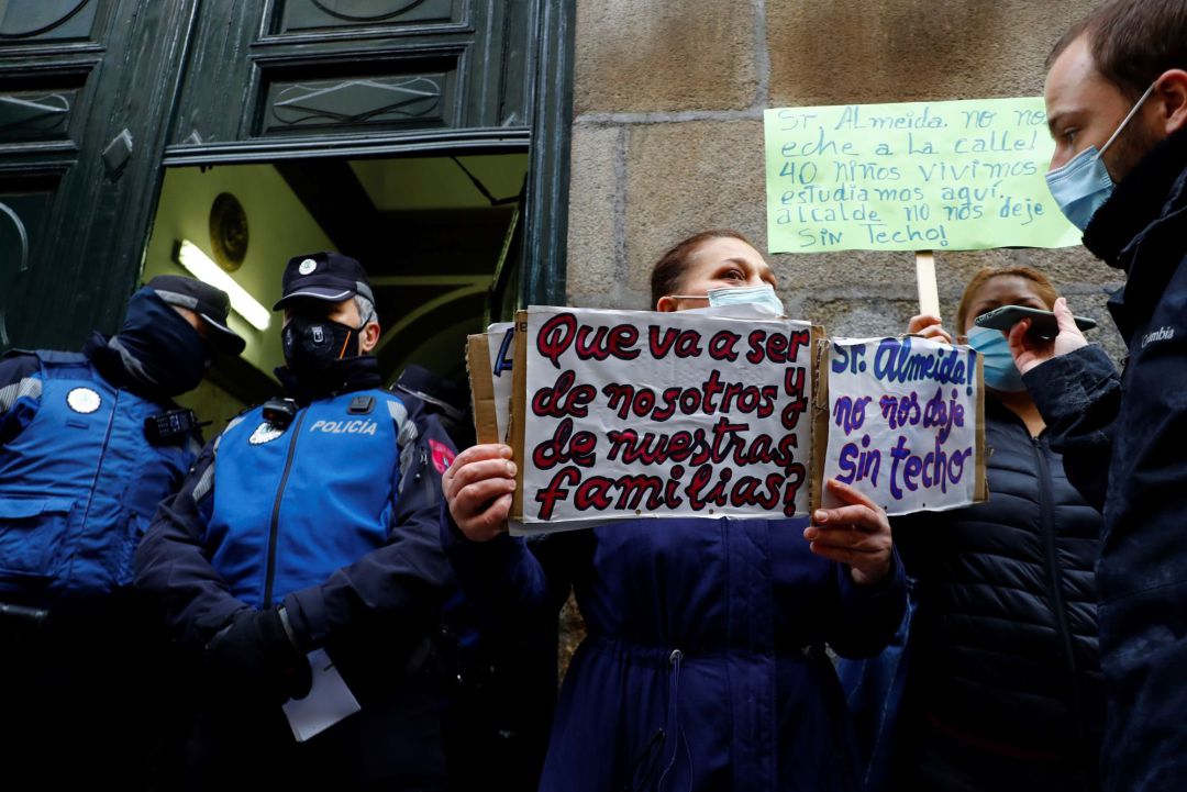 Vecinos muestran su apoyo durante una concentración celebrada en contra de un desahucio en Madrid, el pasado martes, en la calle Luna de Madrid. Vecinos muestran su apoyo durante una concentración celebrada en contra de un desahucio en Madrid, el pasado martes, en la calle Luna de Madrid.
