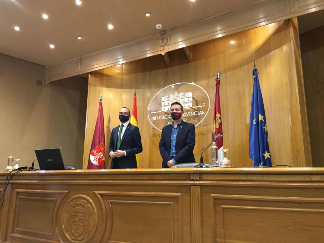 Fran Valera y Santiago Cabañero en la presentación del nuevo Plan de Obras y Servicios 2021 en la Diputación de Albacete. Fran Valera y Santiago Cabañero en la presentación del nuevo Plan de Obras y Servicios 2021 en la Diputación de Albacete.
