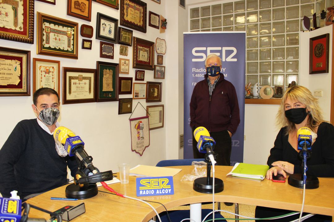 Paco García, ponente de Festes de la Asociación de San Jorge y Carol Ortiz, concejal de Fiestas, junto a Paco Aznar Paco García, ponente de Festes de la Asociación de San Jorge y Carol Ortiz, concejal de Fiestas, junto a Paco Aznar