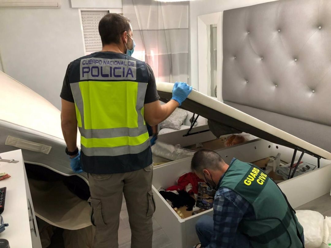 Registro de una de las casas durante el operativo Registro de una de las casas durante el operativo