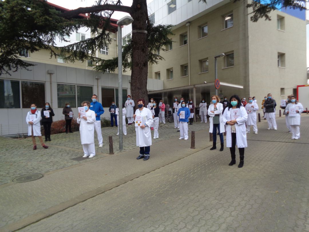 Concentración silenciosa a las puertas del hospital comarcal Concentración silenciosa a las puertas del hospital comarcal