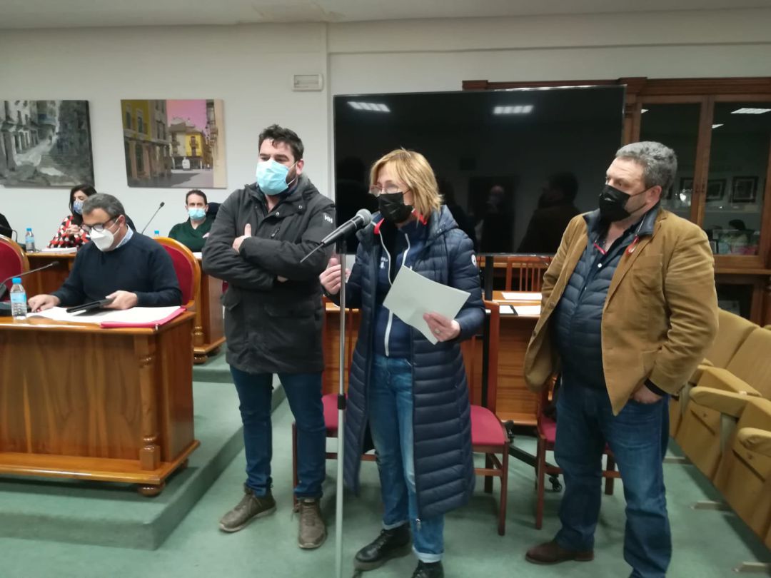 La presidenta de ASOHAR, Nuria Leal, acompañada de compañeros del sector de la hostelería y restauración local se ha dirigido al pleno del Ayuntamiento arandino planteando sus reivindicaciones La presidenta de ASOHAR, Nuria Leal, acompañada de compañeros del sector de la hostelería y restauración local se ha dirigido al pleno del Ayuntamiento arandino planteando sus reivindicaciones