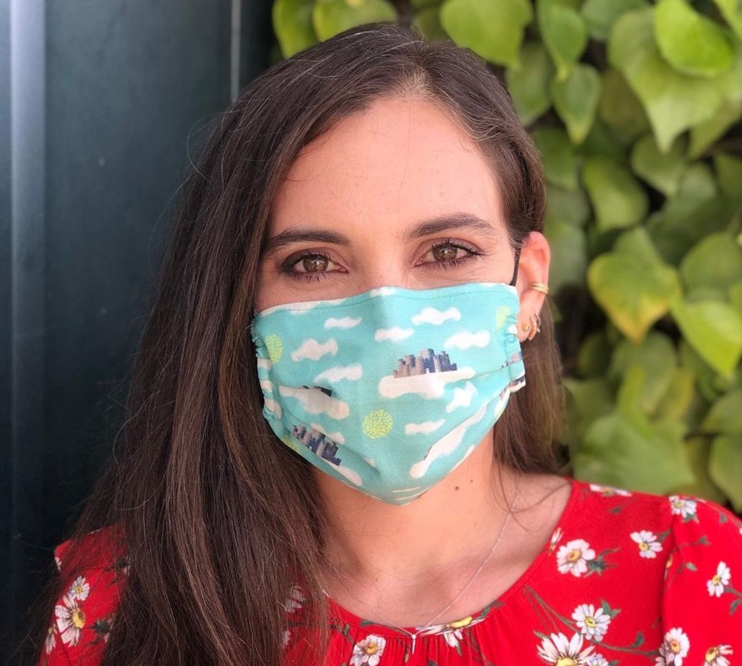 Marián García con su mascarilla solidaria del castillo de Belmonte Marián García con su mascarilla solidaria del castillo de Belmonte