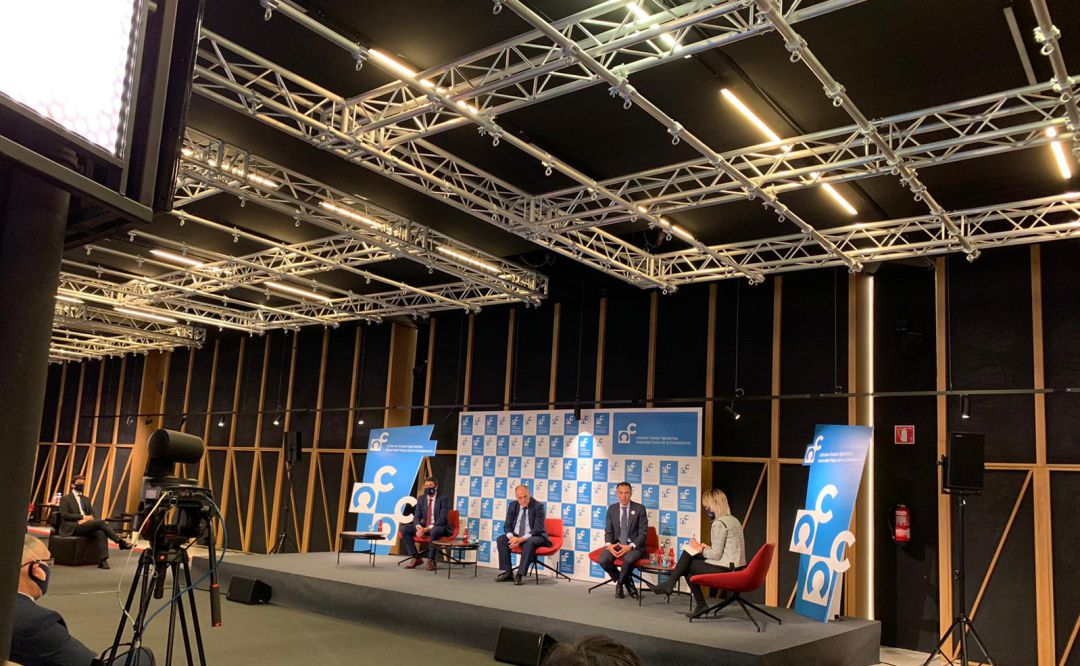 Mesa redonda sobre "Derecho de la competencia y los nuevos retos en el fútbol profesional ante la pandemia"
Mesa redonda sobre "Derecho de la competencia y los nuevos retos en el fútbol profesional ante la pandemia"
