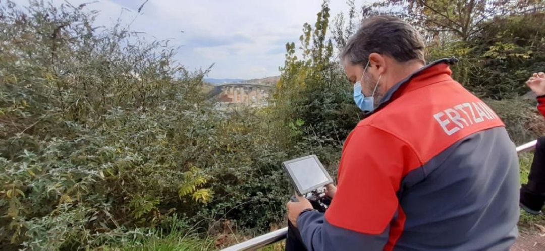 Los agentes de la Ertzaintza en la zona. Los agentes de la Ertzaintza en la zona.