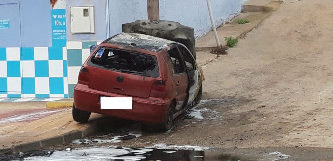 El vehículo incendiado en Quitapellejos El vehículo incendiado en Quitapellejos