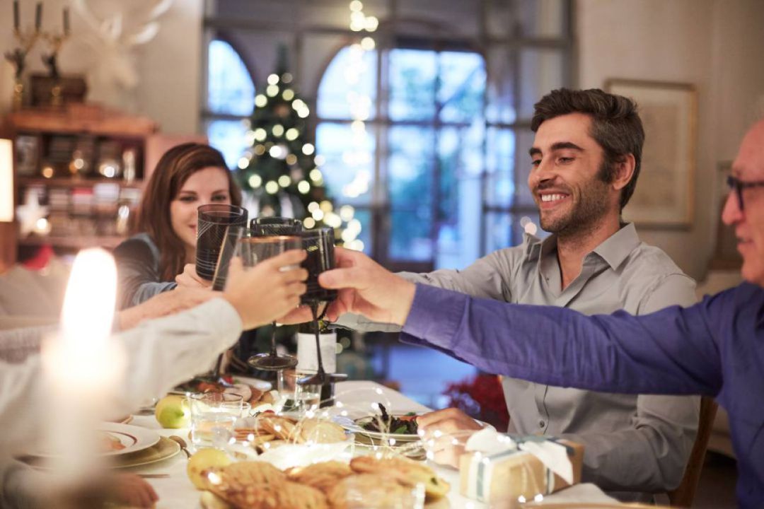 La Generalitat propone umentar a 10 personas las quedadas entre familiares los días de Nochebuena, Navidad, Nochevieja, Año Nuevo, Roscón y Reyes. La Generalitat propone umentar a 10 personas las quedadas entre familiares los días de Nochebuena, Navidad, Nochevieja, Año Nuevo, Roscón y Reyes.
