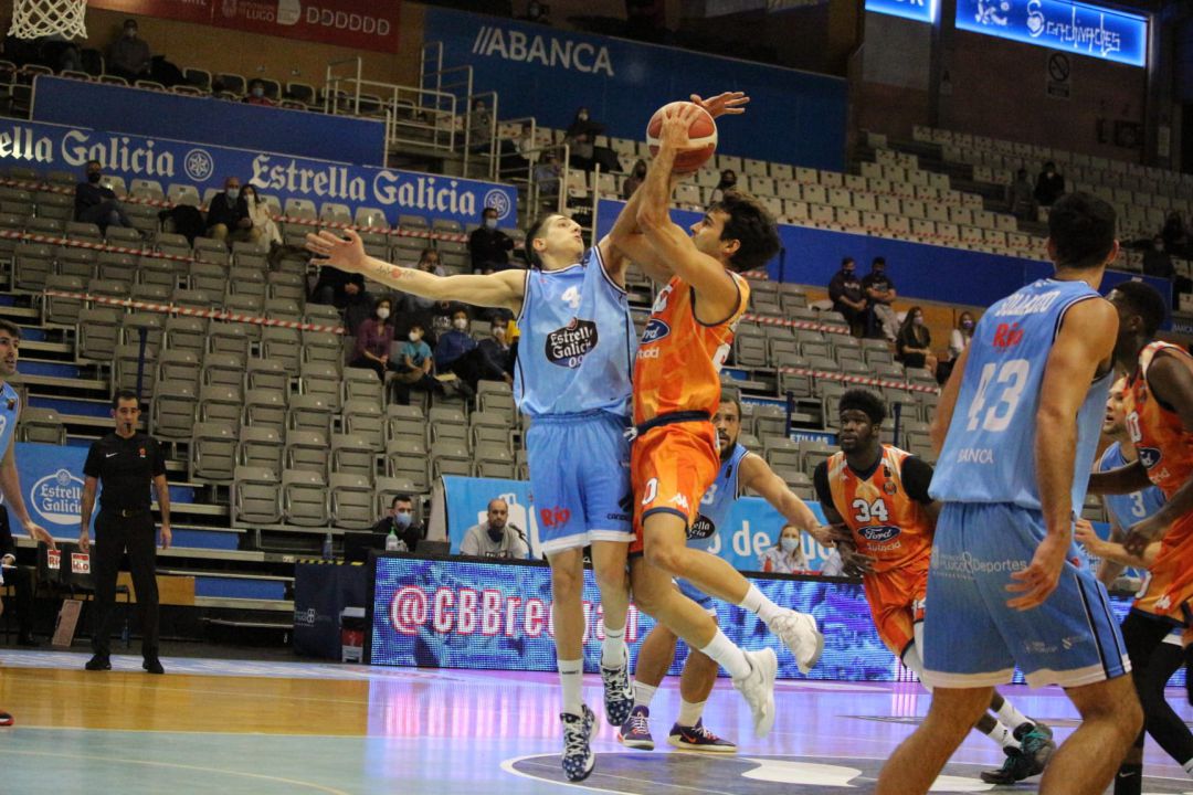 Ayoce Alonso tira a canasta en el partido frente a Breogán Ayoce Alonso tira a canasta en el partido frente a Breogán