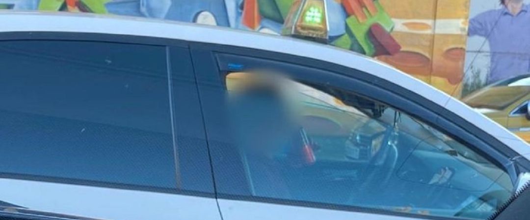Taxista de Cambre con una cerveza mientras conducía Taxista de Cambre con una cerveza mientras conducía
