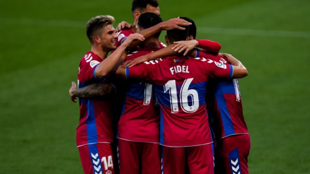 Los jugadores del Elche celebran uno de los goles de la victoria en Mendizorroza Los jugadores del Elche celebran uno de los goles de la victoria en Mendizorroza