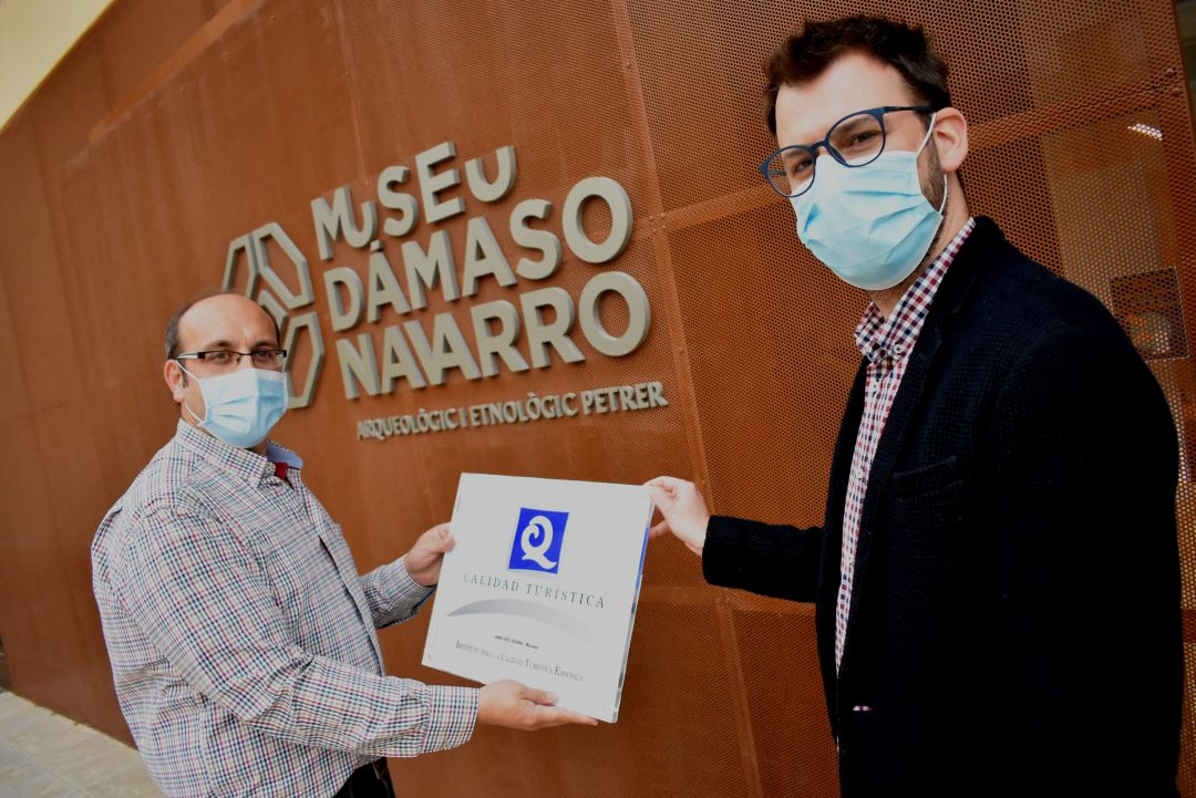 El director del Museo de Petrer y el concejal de Cultura muestran el sello de calidad El director del Museo de Petrer y el concejal de Cultura muestran el sello de calidad