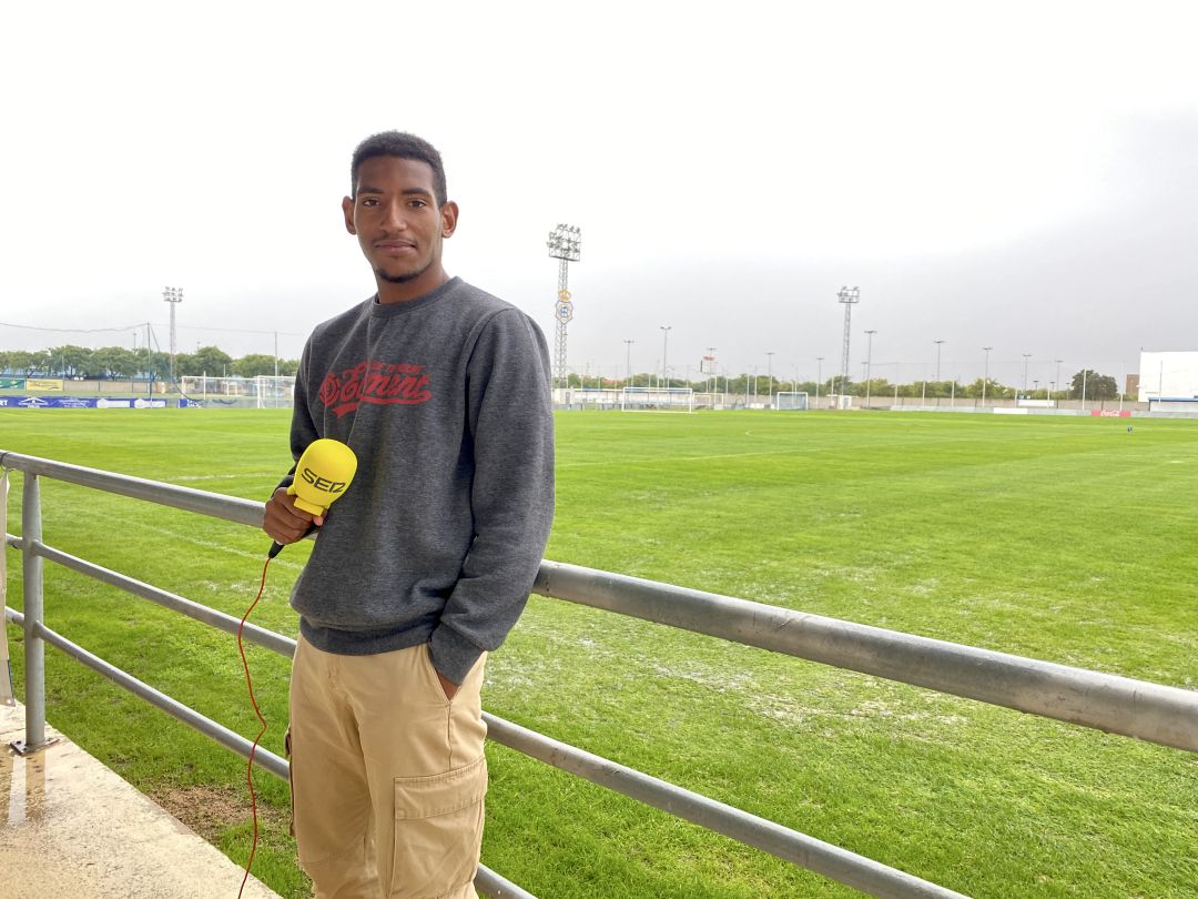 El delantero del Recreativo, Seth Airam, posa en la ciudad deportiva. El delantero del Recreativo, Seth Airam, posa en la ciudad deportiva.