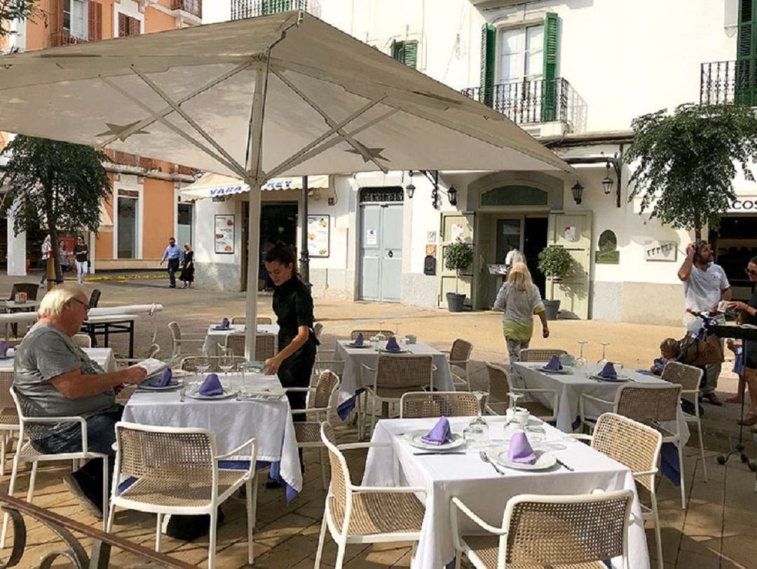 Imagen de archivo de la terraza de un restaurante de la ciudad Imagen de archivo de la terraza de un restaurante de la ciudad