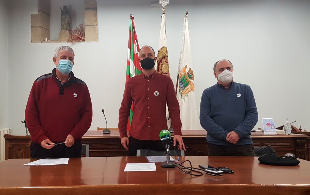 Josu Álvarez (PSE-EE), Igor Enparan (Abotsanitz) y Xabier Isadi (EH Bildu) en rueda de prensa conjunta. Josu Álvarez (PSE-EE), Igor Enparan (Abotsanitz) y Xabier Isadi (EH Bildu) en rueda de prensa conjunta.