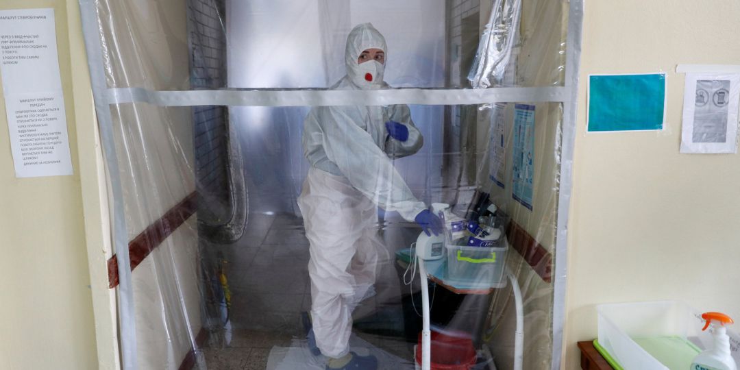 Un doctor en una zona de seguridad de un hospital. Un doctor en una zona de seguridad de un hospital.