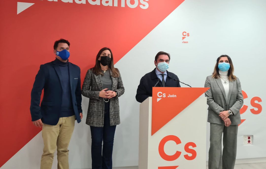 Miguel Moreno ha comparecido en la sede de Ciudadanos en la capital jiennense rodeado de su flamante equipo Miguel Moreno ha comparecido en la sede de Ciudadanos en la capital jiennense rodeado de su flamante equipo