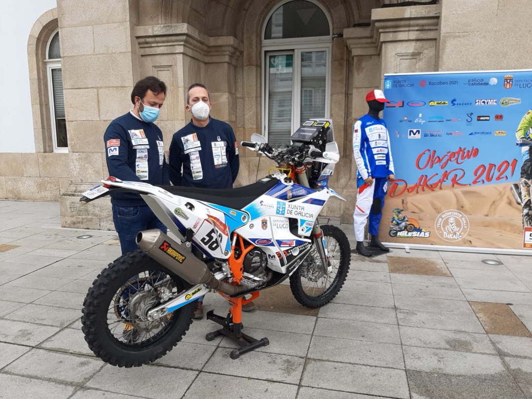 Eduardo Iglesias (izq) y miembros de su equipo durante la presentación del acuerdo en la rúa San Marcos. Eduardo Iglesias (izq) y miembros de su equipo durante la presentación del acuerdo en la rúa San Marcos.