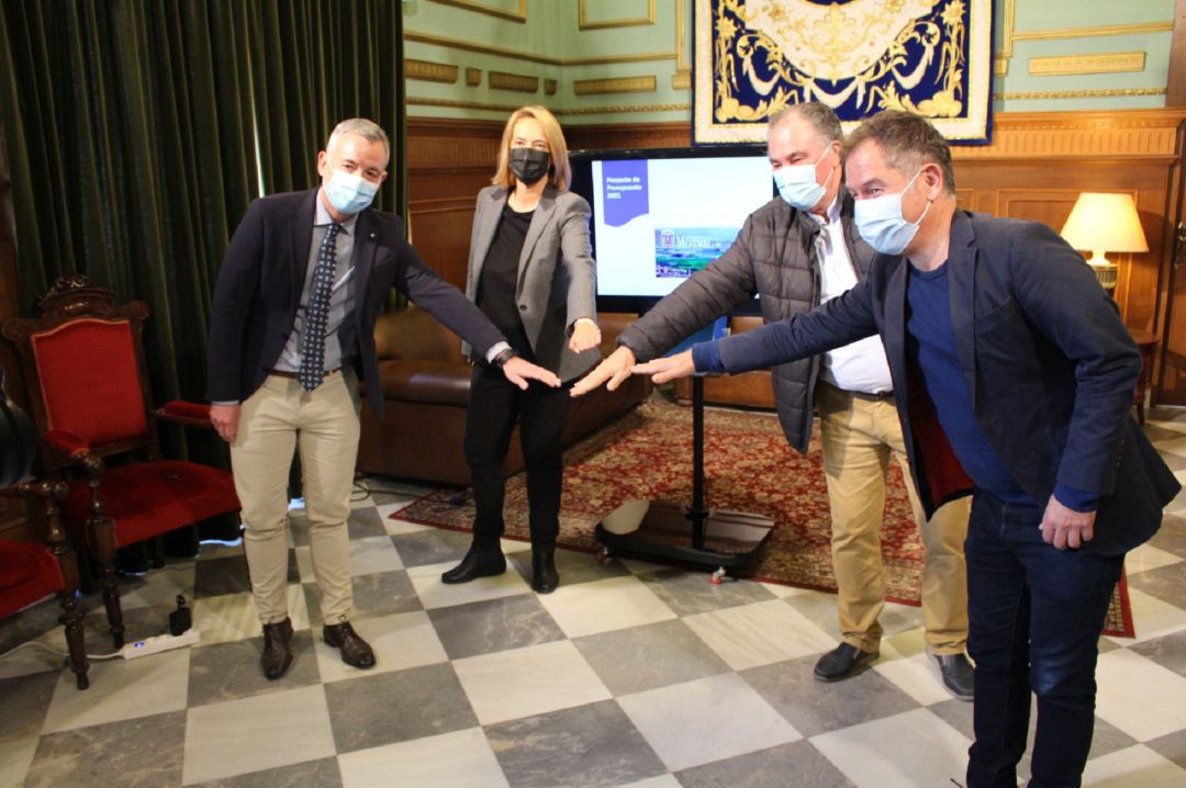 La alcaldesa de Motril, Luisa GArcía, junto a los concejales del equipo de gobierno, José Lemos, Nicolás Navarro y Antonio Escámez, se muestran satisfechos con los presupuestos elaborados La alcaldesa de Motril, Luisa GArcía, junto a los concejales del equipo de gobierno, José Lemos, Nicolás Navarro y Antonio Escámez, se muestran satisfechos con los presupuestos elaborados