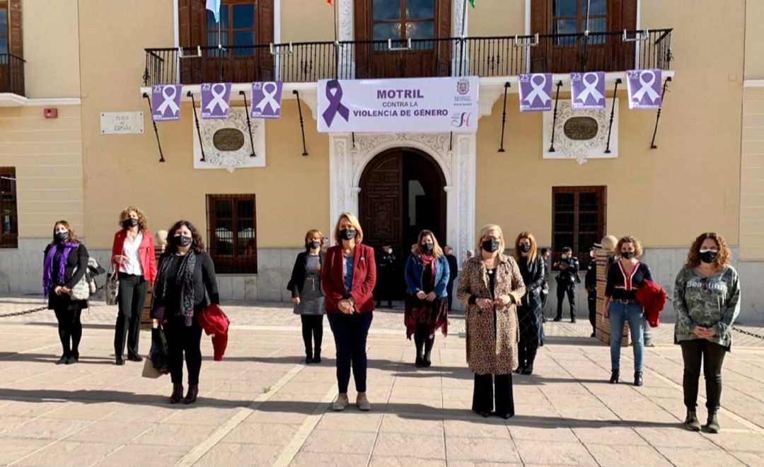 El equipo de gobierno municipal se concentran en la Plaza de España con motivo del día contra la violencia de género El equipo de gobierno municipal se concentran en la Plaza de España con motivo del día contra la violencia de género