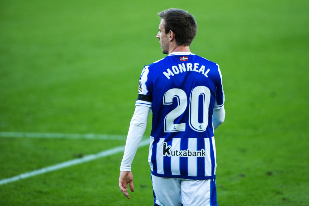 Nacho Monreal, cariacontecido en una acción del partido Nacho Monreal, cariacontecido en una acción del partido