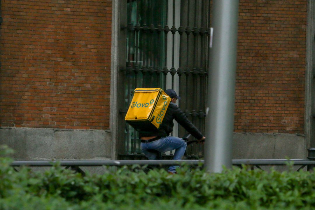 Un repartidor de la empresa Glovo. Un repartidor de la empresa Glovo.