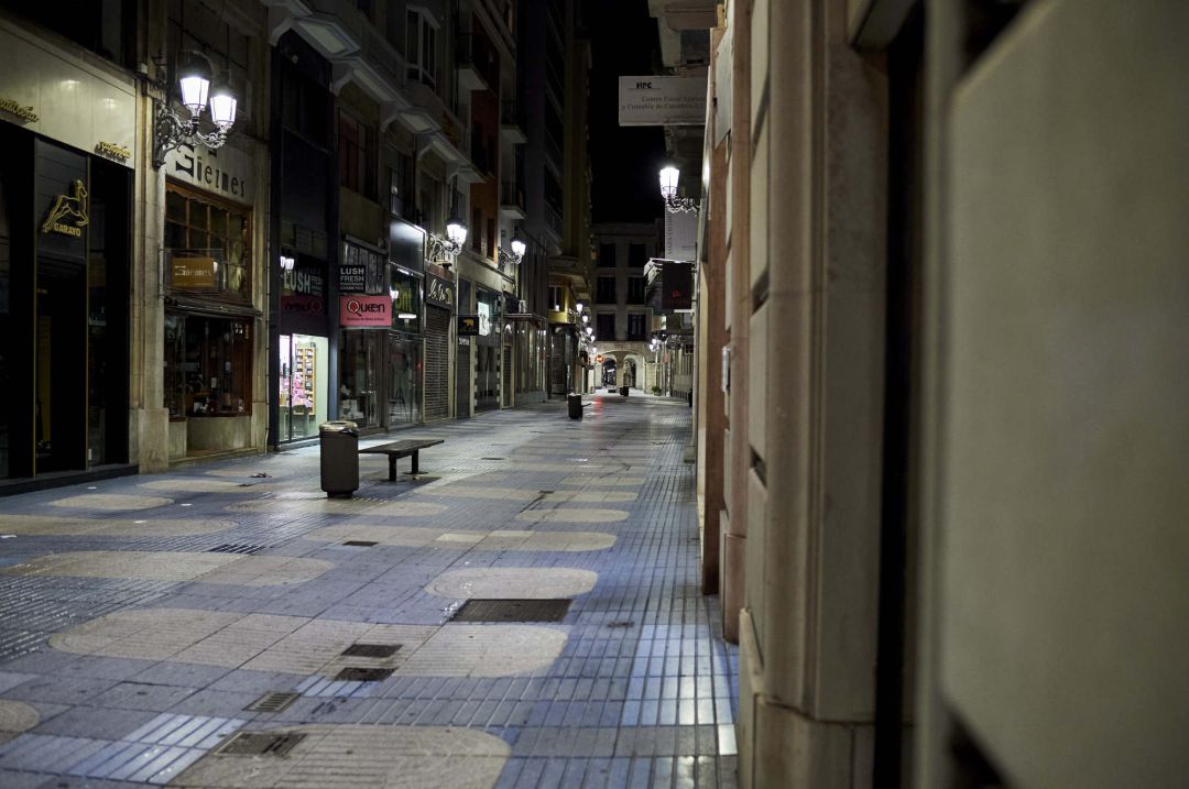 Calle San Francisco de Santander la segunda noche de toque de queda en Cantabria. Archivo Calle San Francisco de Santander la segunda noche de toque de queda en Cantabria. Archivo