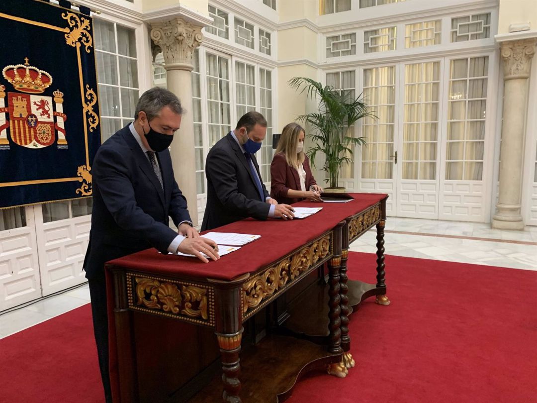 Firma del acuerdo entre el Gobierno, la Junta de Andalucía y el Ayuntamiento de Sevilla. Firma del acuerdo entre el Gobierno, la Junta de Andalucía y el Ayuntamiento de Sevilla.
