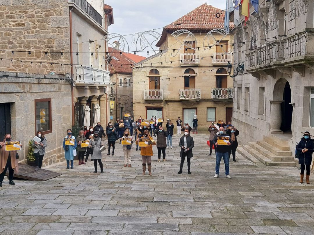 Protesta de comerciantes y hosteleros del casco histórico de Tui delante de la Casa do Concello. Protesta de comerciantes y hosteleros del casco histórico de Tui delante de la Casa do Concello.
