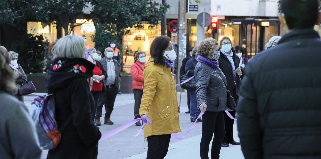 Previo al pleno, Hernández (c) participó en el acto del 'Día contra la violencia contra la mujer'. Previo al pleno, Hernández (c) participó en el acto del 'Día contra la violencia contra la mujer'.