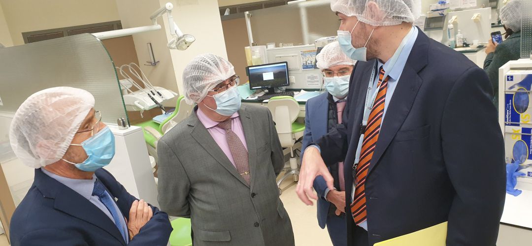 El gerente del hospital leganense, Domingo del Cacho (centro), tras la firma de un convenio con la URJC El gerente del hospital leganense, Domingo del Cacho (centro), tras la firma de un convenio con la URJC