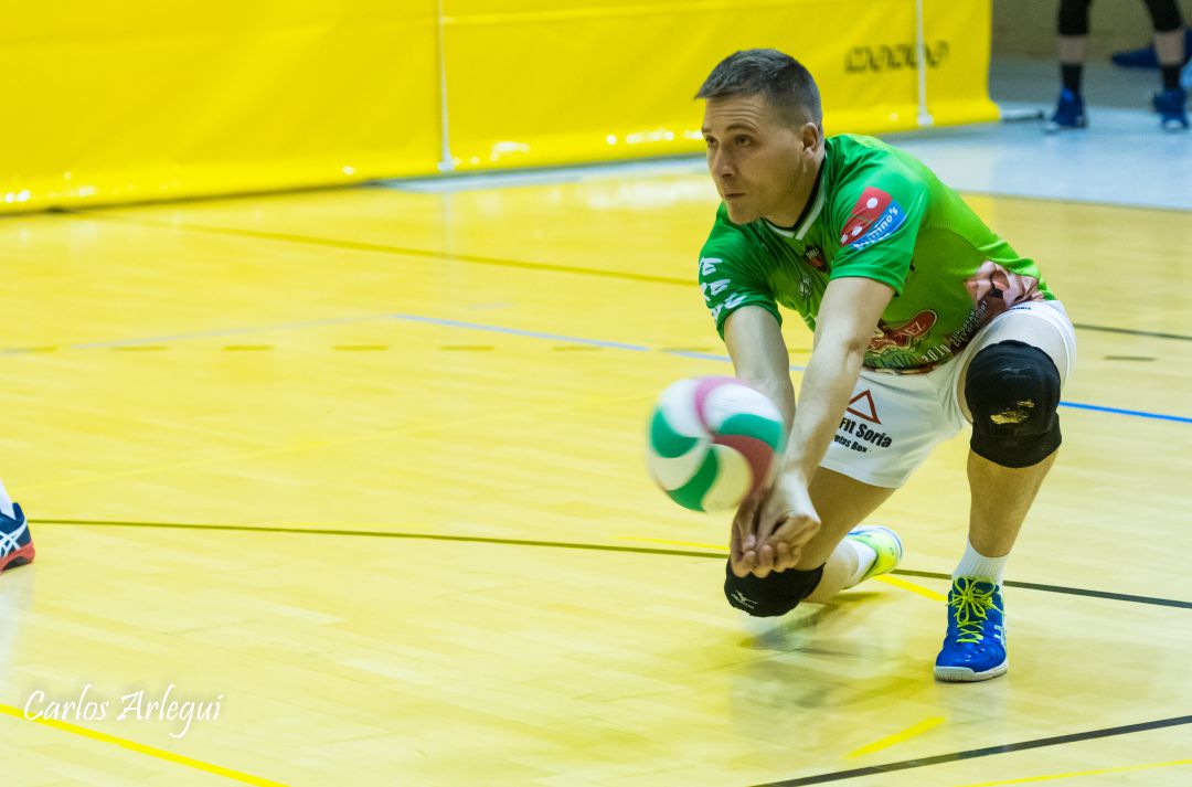El líbero Álvaro Hernández, defiende durante un partido. El líbero Álvaro Hernández, defiende durante un partido.